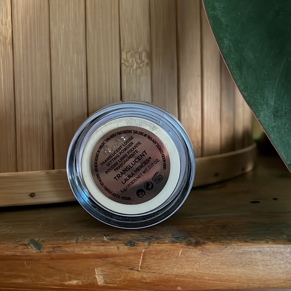 Laura mercier setting powder - Picture 2 of 3